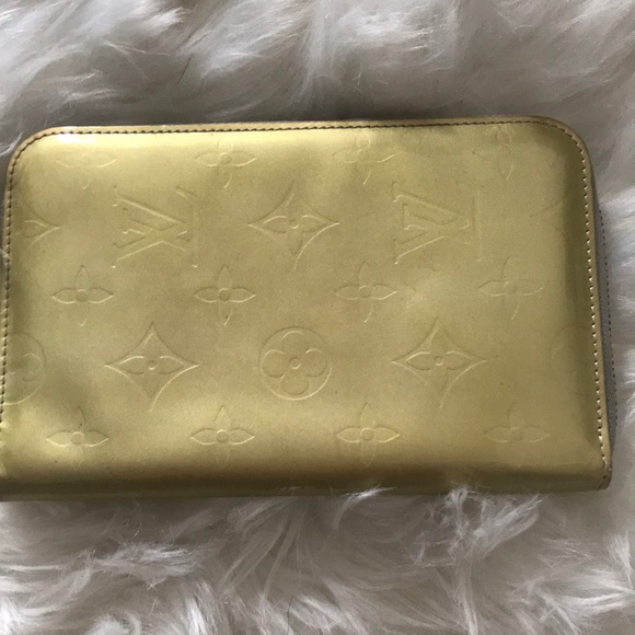 AUTHENTIC LOUIS VUITTON VERNIS GOLD ZIPPER WALLET - Picture 2 of 16